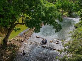 กู๊ดวิวแคมป์ชะอม, ξενοδοχείο σε Ban Bung Mai