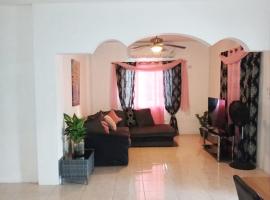 Your Serenity by M n C Rentals, hotell i Portmore