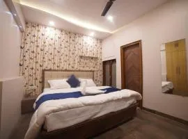 Hotel Char Dham Palace Near Kashi Vishwanath Temple