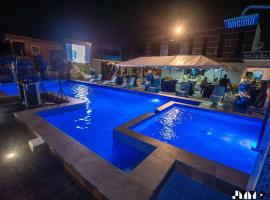 Luxury Sky Group Studio Apartment with Free Gym & 2 Pools, hotel i Paramaribo