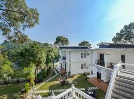 ELIVAAS Stars and Windsongs with Shared Pool, Garden, Game Zone, Restaurant, & Hill Views Pet-friendly