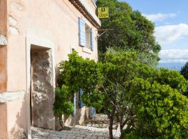 Fotos de Hotel: Logis Le Mas Et La Flambee Du Luberon