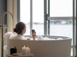 Risby Cove Boutique Hotel, hotel u gradu Strahan