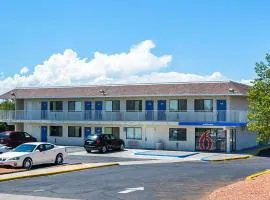 Motel 6-Pueblo, CO - I-25, hotel u gradu 'Pueblo'