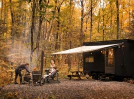 Postcard Cabins Machimoodus, Outdoor Collection by Marriott Bonvoy، فندق في Moodus