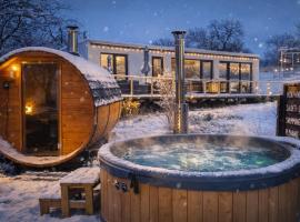 Ranch 66 - Wellness Tiny House Black Swallow ve stylu Route 66 se saunou, koupacím sudem a bazénem, hotel en Tršice