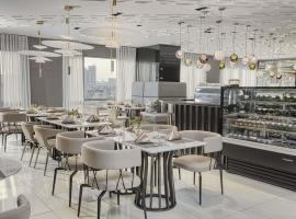 Novotel Suites Manila at Acqua, hotel in Manilla