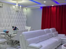 Modern Camama Getaway for Work or Family stays1, hôtel à Belas