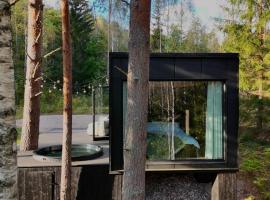 Luxury Forest Cabin with Hot Tub, khách sạn ở Tabina