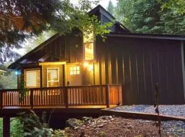 Dovetail Den - Tranquil with Hot Tub and Air Conditioning