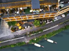 Phoenix Ancient Town San San Riverside guesthouse - Offers free one-way high-speed rail pick-up service - Butler service - Afternoon tea - Self-service laundry - Baggage storage - Travel planning and other services