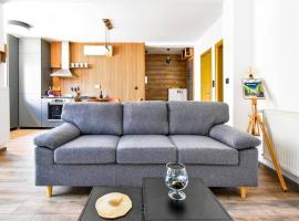 2 Apartments, 2 Parking - Sleeps 8 - Quiet Central, hotel en Sofía