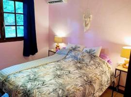 By Jess，位于La Foa的酒店