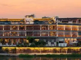 Phoenix San San Homestay-Located in Phoenix Ancient Town-all room types offer river views-One free high-speed train pick-up service-with butler-style service-Free exquisite afternoon tea