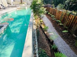 Encino House Hotel & Glamping Valle de Bravo，位于巴耶德布拉沃的酒店