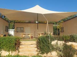 אירוח משק 42, hotel i Sheʼar Yashuv