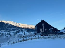 Traditional Norwegian Log Cabin With Sauna & Grillhouse, hotel sa Vossevangen