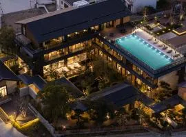 cloud retreat·half an ocean hotel