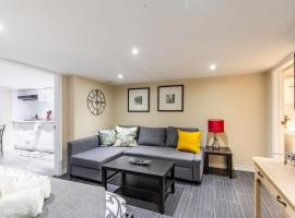 Cozy Suite Condo - Heart Of St Clair West - Bloor Hotel，位于多伦多的酒店