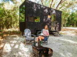 Postcard Cabins Homochitto, Outdoor Collection by Marriott Bonvoy، فندق في Meadville