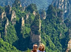 Zhangjiajie Waterfront Huajian Inn& Tianmen National Forest Park & Free pick up service, מלון בז'אנגג'יאג'י