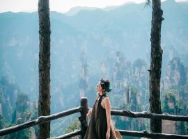 Zhangjiajie Waterfront Huajian Inn& Tianmen National Forest Park & Free pick up service, отель в Чжанцзяцзе