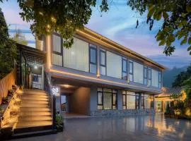 Zhangjiajie Stone Forest Retreat