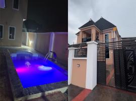 4bedroom villa with swimming pool,247 Electricity, hotel em Akure