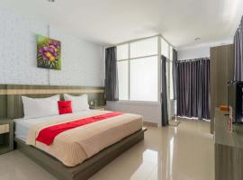 RedDoorz Plus @ Vantas Hotel Parbaba، فندق في Sinapuran