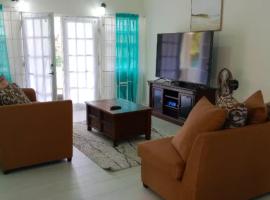 Beach 5 minutes away - Hilltop House, hotel sa Gros Islet