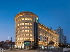 Holiday Inn Express Shanghai on The Bund by IHG