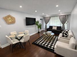 Newly Renovated 3BR North York Bungalow with Backyard Patio & Volleyball Set! Close to Rogers Stadium, TTC Subway Access, Perfect for Family Travel, Group Trips & Work Stays!, hotell i Toronto