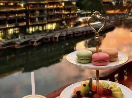 Phoenix San San Homestay-Located in Phoenix Ancient Town-all room types offer river views-One free high-speed train pick-up service-with butler-style service-Free exquisite afternoon tea