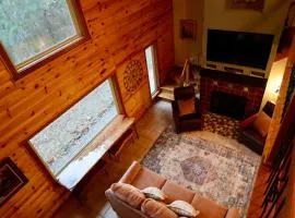 Hillside Hideaway Retreat - A Secluded Modern Cabin