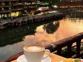 Phoenix San San Homestay-Located in Phoenix Ancient Town-all room types offer river views-One free high-speed train pick-up service-with butler-style service-Free exquisite afternoon tea