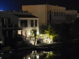 FLOATING HOUSe, ξενοδοχείο σε Amwaj Island