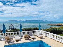 South Hill Village में, होटल Lockrum Point Villa - Upscale Ocean Front, Pool with Gazebo