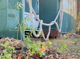 Casa Rodante Fija y Pileta en el bosque Punta del Este - camping -, hotel a Punta del Este