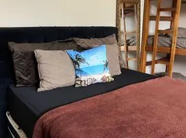 Suíte 28 linda e privativa em frente ao mar com frigobar, ar condicionado, tv, banheiro privativo