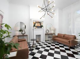 Kozy Stays Penfield - Modern Rooms Heart of downtown, hotel sa Montreal