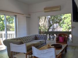 Casa Centrica en Colonia - Vistas Abiertas y Patio Natural, Hotel in Colonia del Sacramento