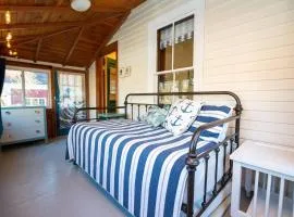Antique Cottage|PRIVATE SAUNA|Beach|Firepit+Grill