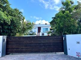 Sweet Escape 2beds 2baths W pool, хотел в Провиденсиалес