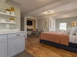 Modern Queen Suite Near SIU Carbondale