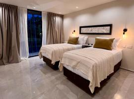 Catalina Hotel, khách sạn ở Yerba Buena
