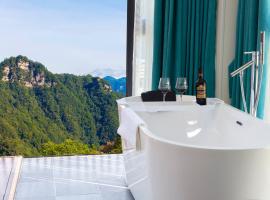 Zhangjiajie में, होटल Picturesque Forest Lodge-Near the Ticket Gate-English Services