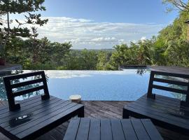 Villa Canopé - Piscine à débordement avec vue 180, hotel v destinácii Roura