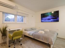 Easy Access Ground Floor Condo, hotel em Sesvete