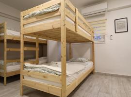 Ground Level Condo w Easy Access, hotelli kohteessa Sesvete