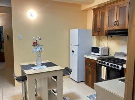 Cozy one bedroom apartment pool side, khách sạn ở Lambeau